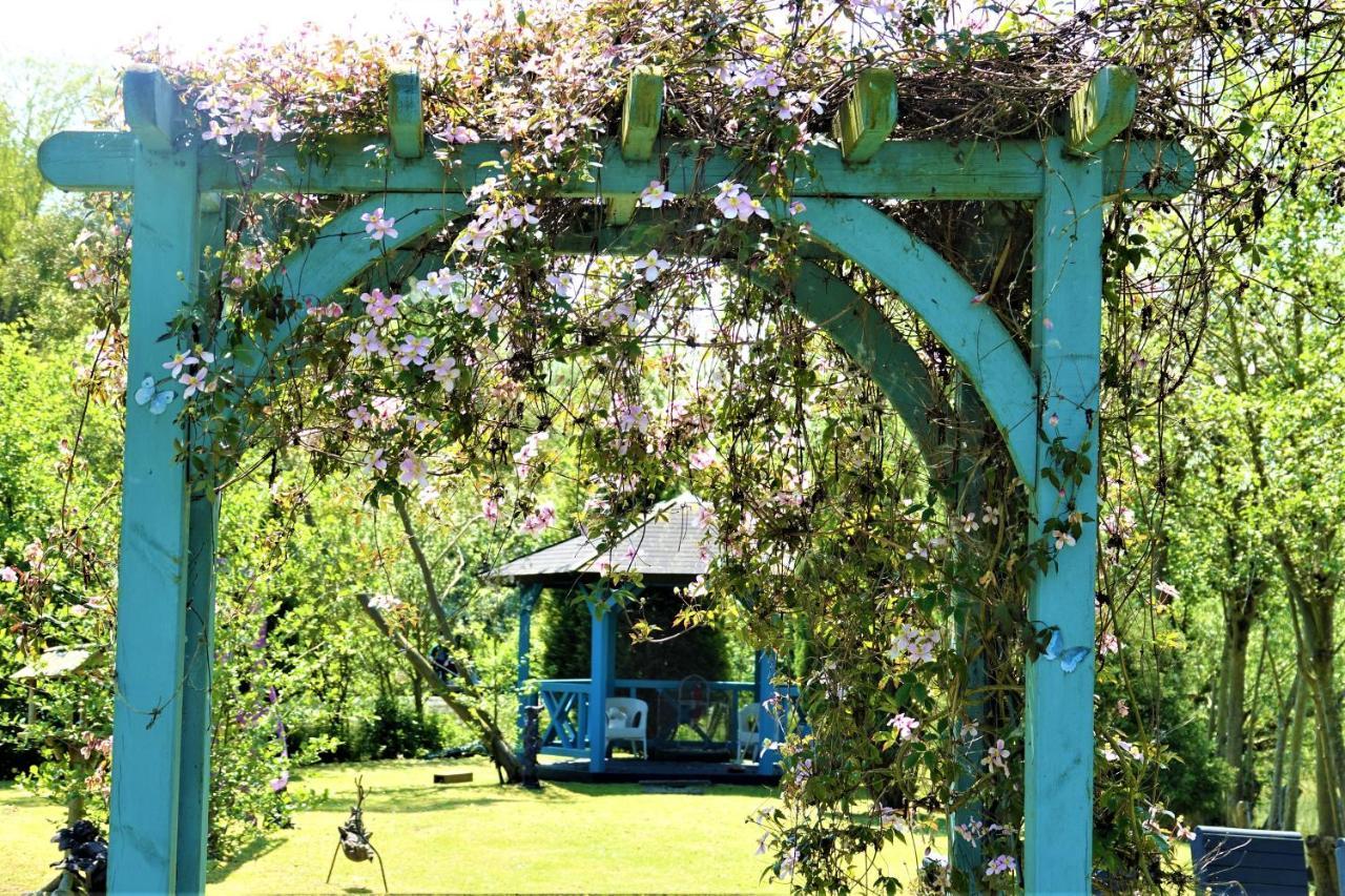 Lakeland Lodge With Private Hot Tub And Fishing Hatfield Peverel Екстер'єр фото